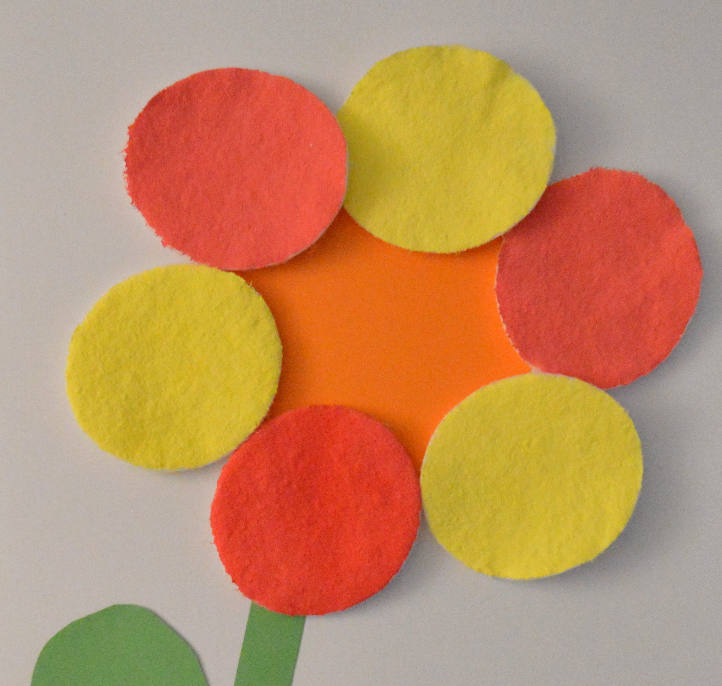 Blume basteln für Kids - in 5 Schritten zum bunten Blickfang